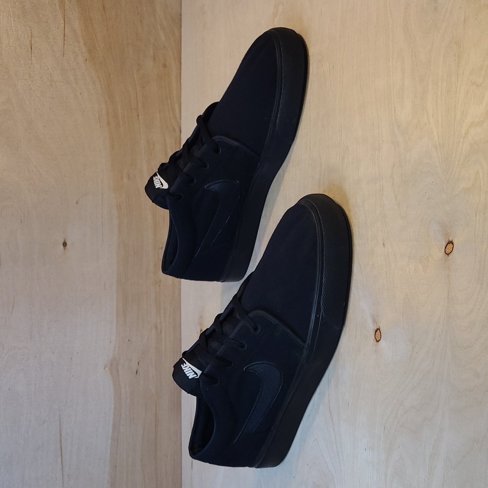 Nike Toki Low Triple Black Mens Sneakers - Picture 2 of 10